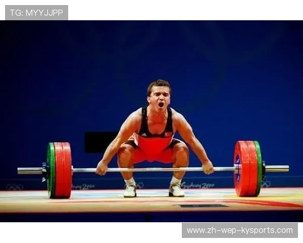 举重运动员上台前互扇巴掌“提神”