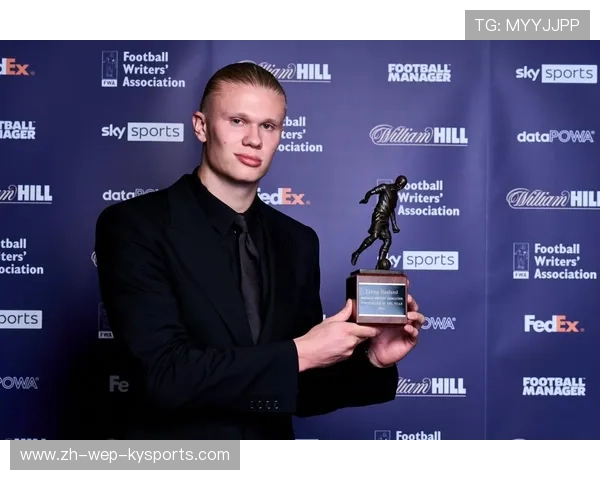 哈兰德粉丝节现场送上自制漫画，球星感动到哭