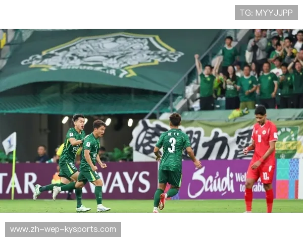 亚冠赛场上演绝杀一幕，胜负悬念引人注目，亚冠决赛球场